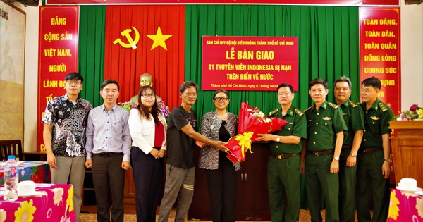 Bàn giao thuyền viên Indonesia gặp nạn trên biển