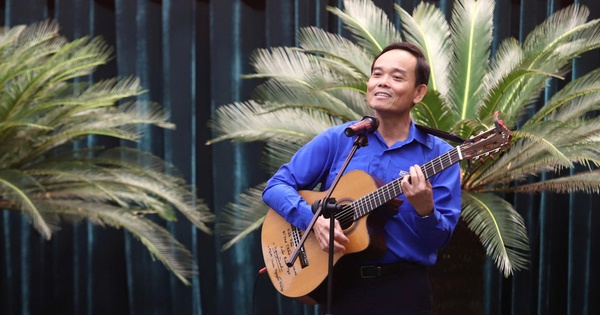 Thông tin nổi bật ở TPHCM ngày 2-4: Bí thư Thành ủy ôm đàn, hát tặng thanh niên; lập 4 đoàn khảo sát