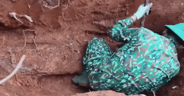 Phát hiện lọ thuỷ tinh nghi chứa thông tin quan trọng chôn cùng hài cốt liệt sĩ