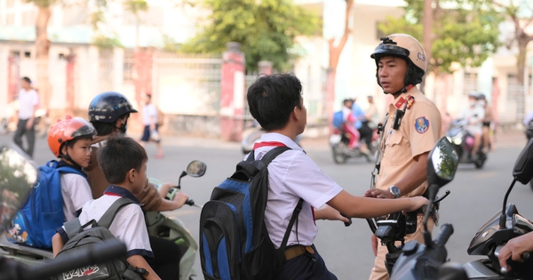 CSGT TPHCM đang xử phạt học sinh vi phạm giao thông