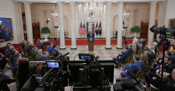 Ông Donald Trump vừa phát biểu xong, Iran phóng tên lửa vào Israel