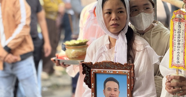 Vụ tài xế taxi bị sát hại tại Quảng Trị: Vợ khóc ngất trong lễ đưa tang chồng