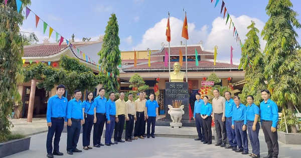 Lãnh đạo Tổng LĐLĐ Việt Nam dâng hương tưởng nhớ Chủ tịch Tôn Đức Thắng