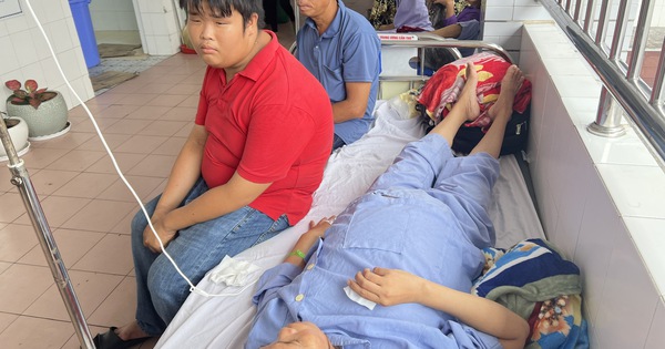 Bạn đọc hỗ trợ 185 triệu đồng cho nam sinh bệnh tật, bán vé số ở Cần Thơ