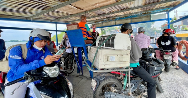 Khách đi phà Bình Quới, TPHCM vẫn "quên" áo phao