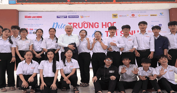 VIDEO: Khoảnh khắc đặc biệt tại sân Trường THPT Sào Nam