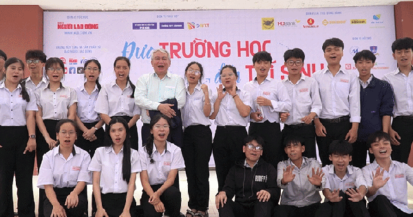 VIDEO: Khoảnh khắc đặc biệt tại sân Trường THPT Sào Nam