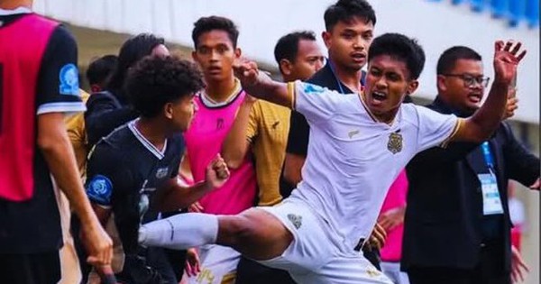 Tuyển thủ U17 Indonesia tung cú đá “kungfu” ở giải U20 Quốc gia