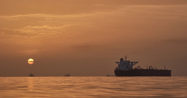 Giá dầu tăng vọt, truyền thông Iran bác thông tin về vòng đàm phán thứ 2 với Mỹ