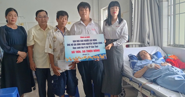 CLIP: Trao tiền hỗ trợ nam sinh bệnh tật bán vé số ở Cần Thơ