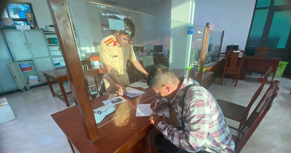 CSGT hỗ trợ tiền giúp người vi phạm nộp phạt