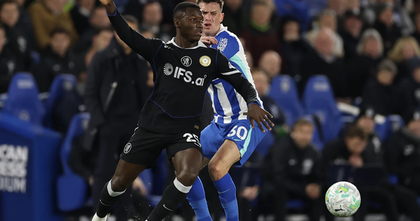 Chelsea thua sốc tại AMEX, chạm đáy khủng hoảng cuộc đua Ngoại hạng