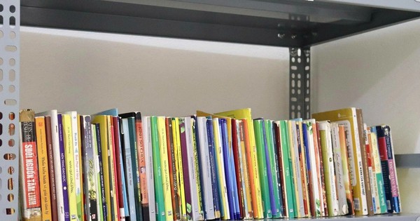 Những giờ cầu nguyện phía sau cánh cổng trại giam