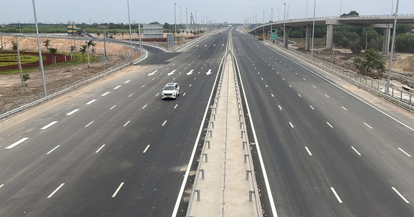 CLIP: Nhiều ô tô bất chấp nguy hiểm lao vào đường cao tốc Biên Hòa-Vũng Tàu