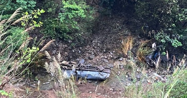 Xe bồn lao xuống vực sâu 100 m dập nát, tài xế văng ra tử vong