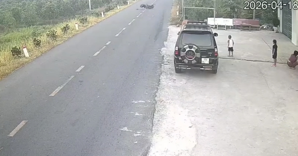 Va phải quả bóng lăn ra đường, người đàn ông đi xe máy thiệt mạng