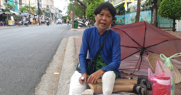 Người bán vé số dạo thêm hy vọng