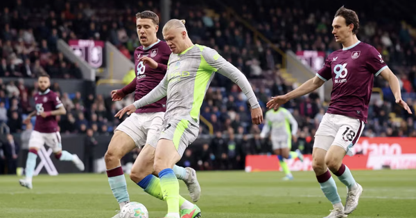 Man City lên đỉnh bảng Ngoại hạng Anh, Burnley nhận vé rớt hạng