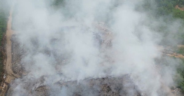 VIDEO: Cháy bãi rác lớn gần khu dân cư suốt 10 ngày chưa tắt