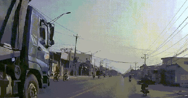 Camera tố 2 xe tải vượt ẩu liên tiếp trên trục đường TPHCM – Tây Ninh