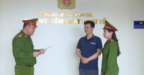 Bắt 2 mẹ con chủ doanh nghiệp dùng axit pha nước lã sản xuất gần 1.000 lít giấm giả