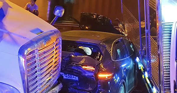 Tai nạn liên hoàn ở dốc cầu Phú Mỹ, các xe dính chặt nhau