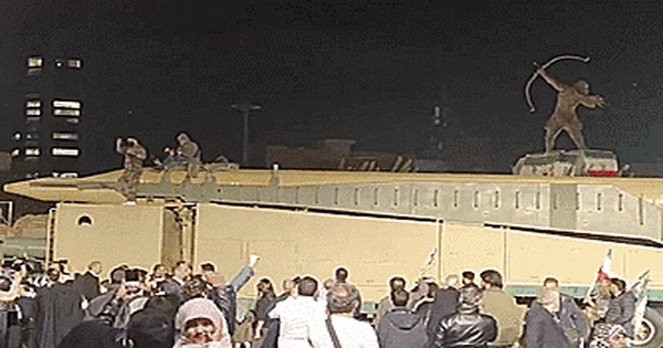 VIDEO: Iran đem tên lửa đạn đạo tuần hành khắp phố