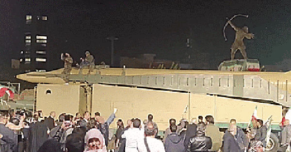 VIDEO: Iran đem tên lửa đạn đạo tuần hành khắp phố