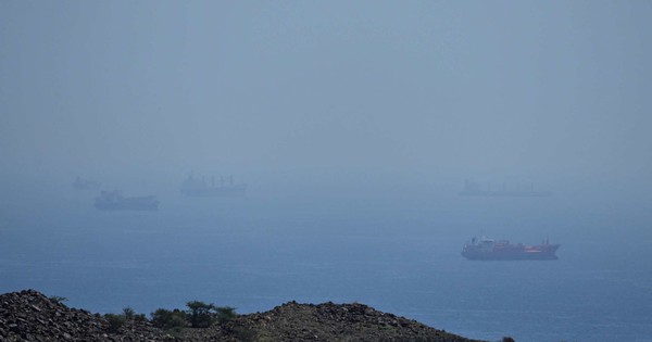 Iran nổ súng vào tàu container ở eo biển Hormuz