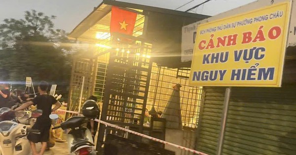 Nhà của 11 hộ dân có nguy cơ sụt xuống sông, chính quyền họp khẩn