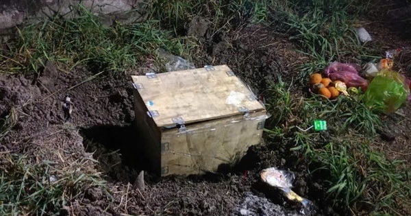 Bàng hoàng phát hiện thi thể bé trai sơ sinh trong thùng gỗ