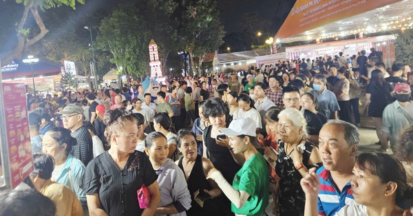 Hình ảnh ùn ùn đi thưởng thức bánh mì tại lễ hội ở trung tâm TPHCM tối 23-4