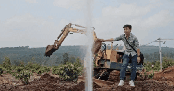 CLIP: Kỳ lạ giếng nước phun cao hàng chục mét ở Gia Lai