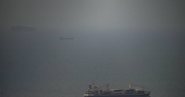 Bất chấp lệnh phong tỏa của Mỹ, Iran lần đầu thu được tiền từ Hormuz