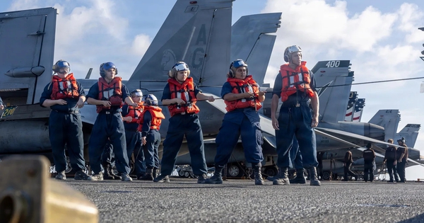 Tàu sân bay Mỹ cùng hàng chục chiến đấu cơ đến Trung Đông, Iran tung video bắt tàu
