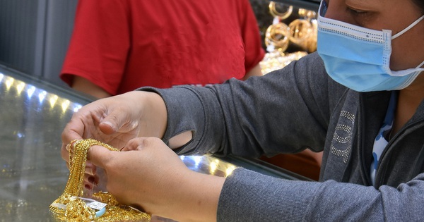 Giá vàng hôm nay, 24-4: Tiếp tục lao dốc