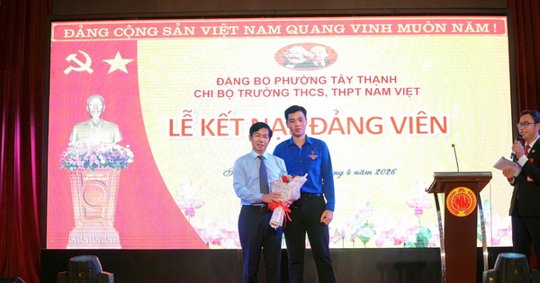Nguyên Phó Chủ tịch nước Trương Mỹ Hoa dự lễ kết nạp Đảng viên mới cho 2 học sinh ở TPHCM