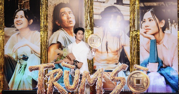 Võ Điền Gia Huy gây sốt khi ôm hoa đến tặng Tam Triều Dâng