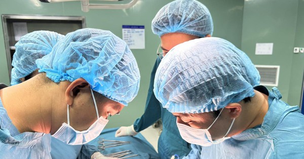 Búi tóc "khủng" trong dạ dày bệnh nhi 7 tuổi