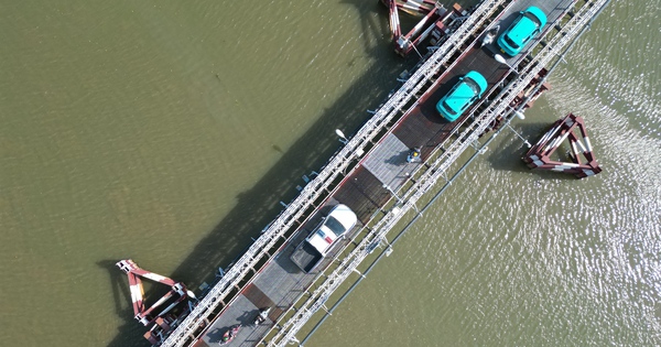 Cầu sắt cũ kết nối TPHCM - Tây Ninh rung lắc sau hơn nửa thế kỷ sử dụng