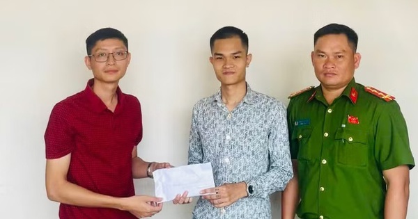 Phát hiện gần 57 triệu đồng “bỏ quên” tại trụ ATM, chàng trai giao nộp công an