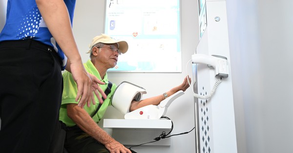 Người cao tuổi thích thú trải nghiệm trạm công dân số