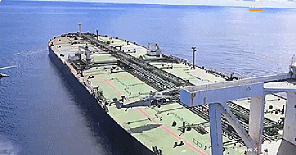 VIDEO: Mỹ chặn tàu dầu giữa Ấn Độ Dương, trực thăng thả lính lên boong