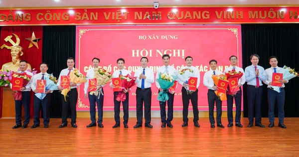 Bộ trưởng Xây dựng trao quyết định điều động, bổ nhiệm 11 cán bộ chủ chốt cấp vụ, cục