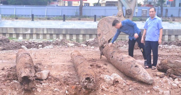 Cận cảnh 3 cọc gỗ cổ phát hiện dưới sông, nghi có từ thời Trần