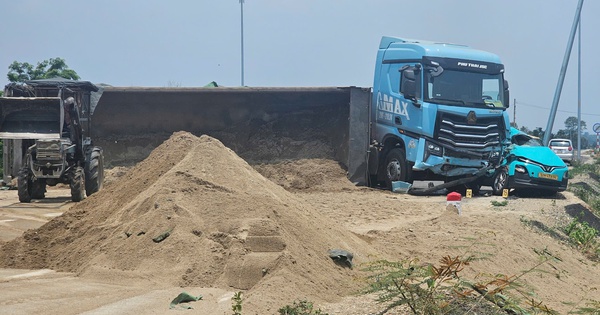 Xe tải tông taxi, một hành khách tử vong