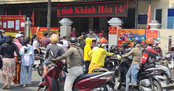 Rất đông học sinh Khánh Hòa chờ làm căn cước công dân