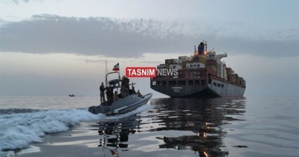 Iran công bố loạt ảnh bắt tàu container ở eo biển Hormuz