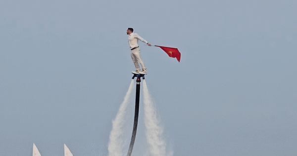 CLIP: Màn trình diễn flyboard ấn tượng mở màn mùa du lịch biển Đà Nẵng