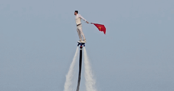 CLIP: Màn trình diễn flyboard ấn tượng mở màn mùa du lịch biển Đà Nẵng